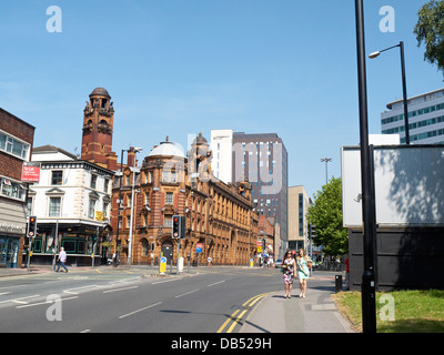 London Road con la stazione dei vigili del fuoco e Piccadilly posto in lontananza, Manchester REGNO UNITO Foto Stock