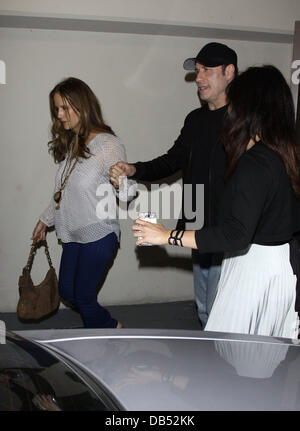 John Travolta e la moglie Kelly Preston visto lasciare Katsuya in Brentwood Los Angeles, California - 21.04.11 Foto Stock