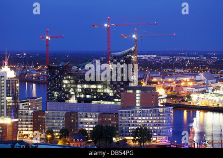 Crepuscolo sopra il quartiere di HafenCity di Amburgo, Germania. Foto Stock