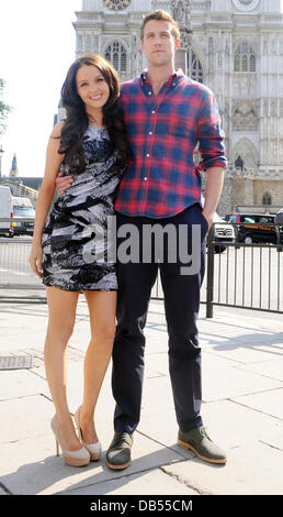 Camilla Luddington e Nico Evers-Swindel a una foto chiamata per il DVD "William e Kate: il film' presso l'Abbazia di Westminster a Londra, Inghilterra- 25.04.11 Foto Stock