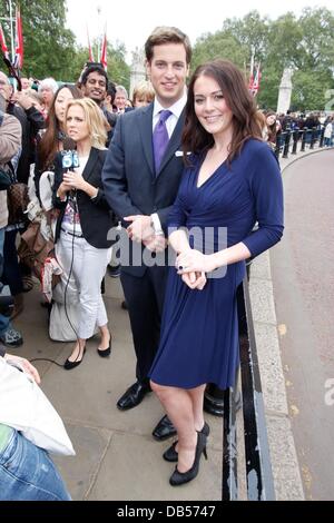 Il principe William e Kate Middleton look-a-piace porre fuori Buckingham Palace di Londra - Inghilterra - 26.04.11 Foto Stock