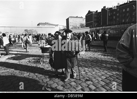 Geografia / viaggio, Germania, riunificazione, muro di Berlino, coppia senior dalla DDR passando il Muro a Bernauer Strasse per la prima volta dal 1961, Berlino, 12.11.1989, Germania orientale, storico, Germania orientale, apertura, caduta, attraversamento di broderi, anni '80, 80, persone, svolta degli eventi, novembre '89, novembre 89, 20 ° secolo, diritti aggiuntivi-clearences-non disponibile Foto Stock