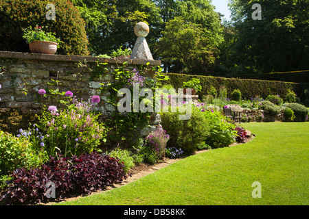 Un curato a prato e confina con inizio estate il colore entro Coton Manor gardens, Coton, Northamptonshire, Inghilterra Foto Stock