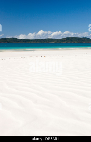 Vista su tutta Whitehaven Beach su Whitsunday Island. Whitsunday Islands National Park, Whitsundays, Queensland, Australia Foto Stock