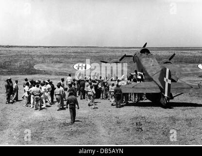 Eventi, seconda guerra mondiale / seconda guerra mondiale, guerra aerea, aereo, bombardiere italiano Savoia Marchetti SM 79 'parviero' indietro da una missione di successo, Libia, circa 1941, diritti aggiuntivi-clearences-non disponibile Foto Stock