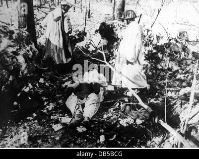 Eventi, seconda guerra mondiale / seconda guerra mondiale, Russia 1942 / 1943, tedesco fantino alla ricerca di una posizione sovietica catturata in una foresta per soldati nemici dispersi, circa 1942, Unione Sovietica, URSS, XX secolo, storico, storico, fronte orientale, Wehrmacht, terzo Reich, abbigliamento invernale, camuffamento, truppa, neve, legno, corpo morto, soldato, cadavere, caduto, caduto, Persone, 1940, diritti aggiuntivi-clearences-non disponibile Foto Stock