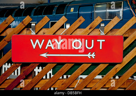 Primo piano della vecchia stazione ferroviaria, cartello "Way Out", uscita cartello Inghilterra Regno Unito Regno Unito Gran Bretagna Foto Stock