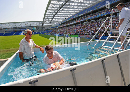 I Testimoni di Geova utilizzano una speciale piscina a battezzare i nuovi membri nella religione durante una Bibbia-basati convenzione nel Sussex Foto Stock