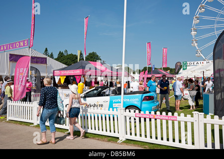 Persone visitatori allo stand Welcome to Yorkshire Estate il Great Yorkshire Show Harrogate North Yorkshire Inghilterra UK Regno Unito Foto Stock