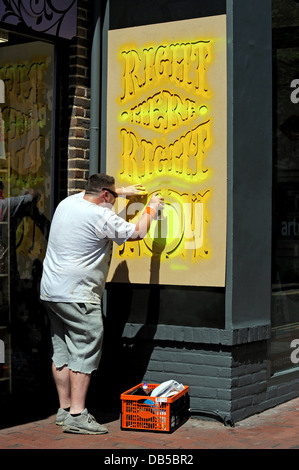 Ryan Callanan, noto anche come Ryca, ha dipinto una Fatboy Slim murale sul lato della Repubblica d'arte in Bond Street, Brighton. Foto Stock