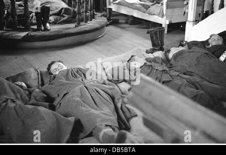 Eventi, seconda guerra mondiale / seconda guerra mondiale, Norvegia, occupazione tedesca, Wehrmacht soldati al loro alloggio in una cappella, Lapponia, circa 1942, diritti aggiuntivi-clearences-non disponibile Foto Stock