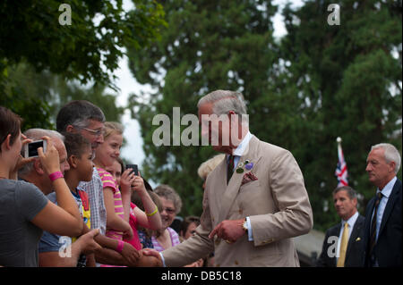 Llanelwedd, Powys, Regno Unito. Il 24 luglio 2013. Il Principe di Galles, un ex presidente del Royal Welsh Società Agricola (RWA), e la duchessa di Cornovaglia frequentare il Royal Welsh Show nel Galles centrale. È il Principe Carlo la settima visita a Llanelwedd, dove la più grande mostra dell'agricoltura in Europa è mantenuto, ma per la duchessa è il suo primo. Photo credit: Graham M. Lawrence/Alamy Live News. Foto Stock