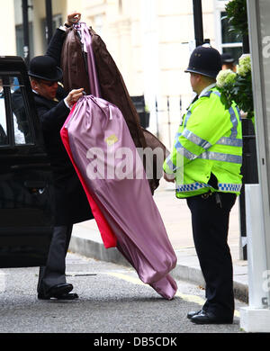 Atmosfera - abiti da cerimonia arriva scene al di fuori del Goring Hotel prima delle nozze reali del principe William e Kate Middleton Londra Inghilterra - 28.04.11 Foto Stock