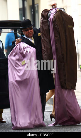 Atmosfera - abiti da cerimonia arriva scene al di fuori del Goring Hotel prima delle nozze reali del principe William e Kate Middleton Londra Inghilterra - 28.04.11 Foto Stock