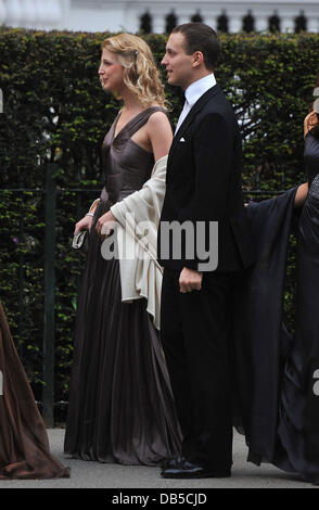 La signora Gabriella Windsor e Freddie Windsor Royal Wedding - pre-cena nuziale presso il Mandarin Oriental Hyde Park - Arrivi. Londra, Inghilterra - 28.04.11 Foto Stock