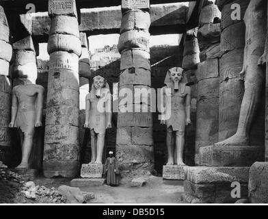 Viaggio /geografia, Egitto, Luxor, edifici, tempio di Ramesse II, parte meridionale, statue del faraone Amenhotep III, architetto: Amenhotep figlio di Hapu, 1402 - 1364 a.C., estensioni sotto Ramesse II, 1303 - 1236 a.C., storico, storico, Africa del Nord, architettura, templi, mondo antico, nuovo Regno, dinastia 18 / 19, 15 ° - 13 secolo a.C., colonna, colonne, statua, mondo antico, persone, diritti aggiuntivi-clearences-non disponibili Foto Stock