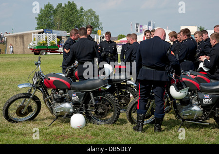 British Army Royal Signals White Helmets Motorbike Display Team at Great Yorkshire Show in estate Harrogate North Yorkshire Inghilterra UK Foto Stock