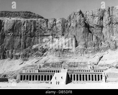 Geografia / viaggio, Egitto, Tebe, edifici, Deir el Bahri, Tempio mortuario della Regina Hatshepsut, vista esterna, terrazza centrale con rampa, costruito da Senemut, circa 1490 - 1468 a.C., diritti aggiuntivi-clearences-non disponibile Foto Stock