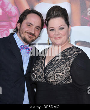 Melissa McCarthy e Ben Falcone la premiere del 'Bridesmaids" tenutasi presso il villaggio di Mann Theatre - Gli arrivi di Los Angeles, California - 28.04.11 Foto Stock