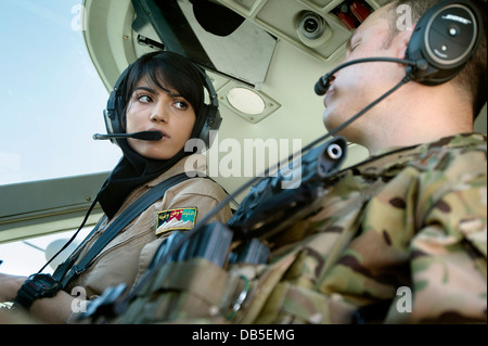 Esercito Nazionale Afghano Air Force 2 Lt. Niloofar Rhmani, sinistra, un pilota con la Kabul Air Wing e US Air Force Capt. Aaron Marx eseguire controlli preflight su un Cessna 208 Caravan aeromobile Luglio 18, 2013 a Kabul International Airport, Afghanistan. Rhmani è la prima donna afghana pilota di volare un ad ala fissa la missione di combattimento. Foto Stock