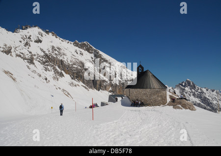 Maria Heimsuchung cappella sul Zugspitzplatt sotto la cima dello Zugspitze, la vetta più alta della Germania. Foto Stock