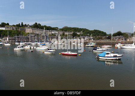 Città di Porthmadog, Galles. Una vista pittoresca del tempo libero e barche da pesca ormeggiate nel porto di Porthmadog. Foto Stock