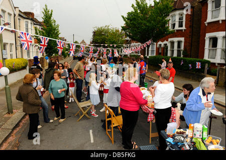 Royal Wedding Street partito svoltasi a Leicester Road, East Finchley, Londra Nord. In Inghilterra. Londra, Inghilterra - 29.04.11 Foto Stock