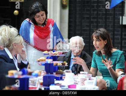 Barbara Windsor, la Baronessa Warsi, Samantha Cameron le nozze del principe William e Catherine Middleton - Downing Street Party di Londra - Inghilterra - 29.04.11 Foto Stock