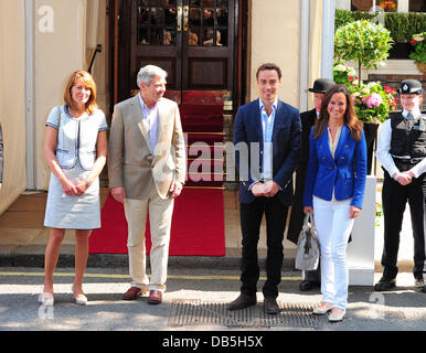 Carole, Michael, James e Pippa Middleton al di fuori del Goring Hotel Londra Inghilterra - 30.04.11 Foto Stock