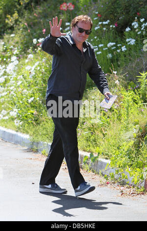 Quentin Tarantino va al Cafe Med ristorante sul Sunset Plaza. Quando escono, Quentin è visto tenendo un opuscolo di un locale festival di film chiamato Cinemagic Los Angeles, California - 30.04.11 Foto Stock