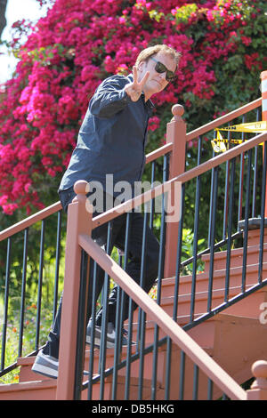 Quentin Tarantino va al Cafe Med ristorante sul Sunset Plaza. Quando escono, Quentin è visto tenendo un opuscolo di un locale festival di film chiamato Cinemagic Los Angeles, California - 30.04.11 Foto Stock