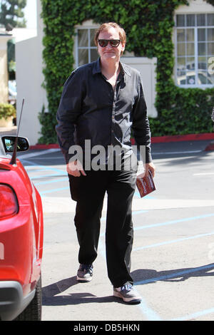 Quentin Tarantino va al Cafe Med ristorante sul Sunset Plaza. Quando escono, Quentin è visto tenendo un opuscolo di un locale festival di film chiamato Cinemagic Los Angeles, California - 30.04.11 Foto Stock