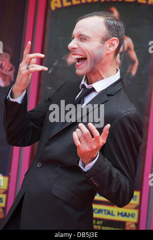 Londra, Regno Unito. Il 24 luglio 2013. Foto: Contortionist Jonathan Nosel dello spettacolo del Limbo. Gli artisti interpreti o esecutori in London Wonderground un ventre molle produzione presentata dal Southbank rappresentano per i fotografi in un photocall. Prestazioni della mostra "limbo" Silencio e Venerdì notte Freakshow, Le Gateau Chocolat e capitano Flynn e il pirata dinosauri si svolgerà fino al 29 settembre 2013. Foto: Nick Savage/Alamy Live News Foto Stock