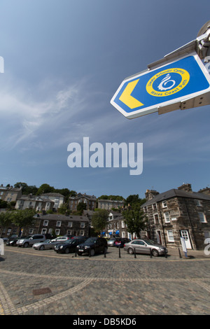 Città di Porthmadog, Galles. Un Wales coast path segno nella zona del porto a Portmadog's Corn Hill. Foto Stock