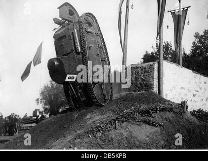 Militare, Italia, esercito, gara di carri armati in Italia, 1936, carro armato leggero FT-17 ribaltamento dopo aver salito su un ostacolo, diritti aggiuntivi-clearences-non disponibili Foto Stock