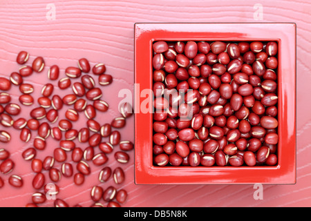 Fagioli rossi in un quadrato scatola di legno sulla piastra Foto Stock