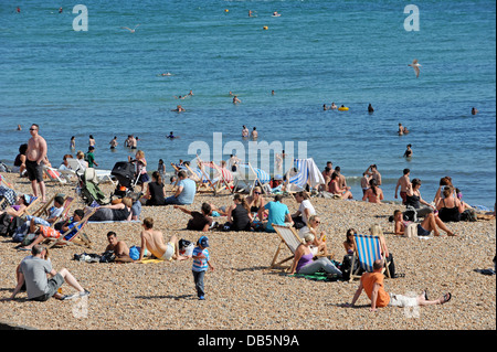 La spiaggia di Brighton imballati come temperature soar Foto Stock