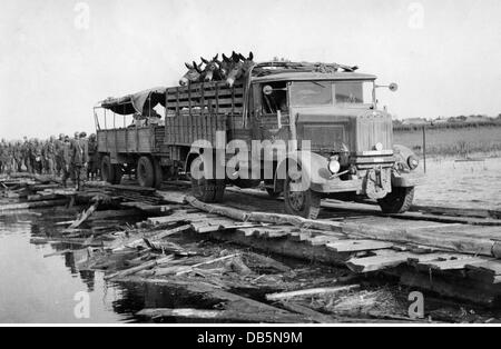 Militare, Italia, manovra dell'esercito italiano, fine anni '30, camion con muli, attraversando un fiume su un ponte di fortuna, Additional-Rights-Clearences-non disponibile Foto Stock