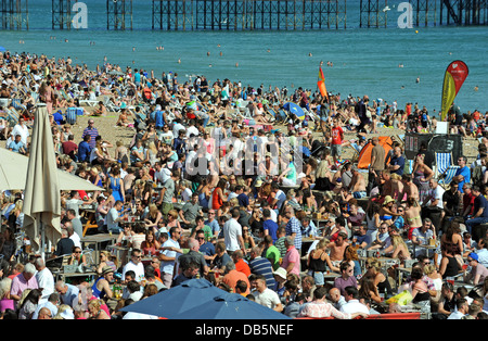 Un pranzo spiaggia di Brighton come temperature soar Foto Stock