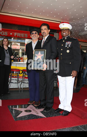 Il drammaturgo David Mamet (l-r), attore Joe Mantegna e Marine Lt. General Willie Williams Joe Mantegna riceve i 2,438th della stella sulla Hollywood Walk of Fame di Los Angeles, California - 29.04.11  Foto Stock