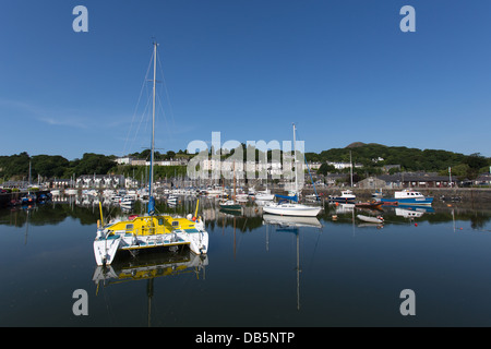 Città di Porthmadog, Galles. Una vista pittoresca del tempo libero e barche da pesca ormeggiate nel porto di Porthmadog. Foto Stock