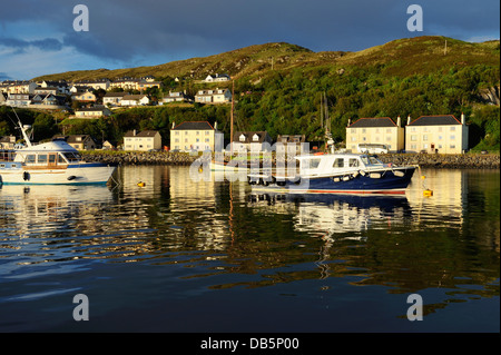 Barche al di ancoraggio a Mallaig in Lochaber sulla costa occidentale delle Highlands della Scozia. Foto Stock