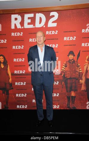 Monaco di Baviera, Germania. Il 24 luglio 2013. Bruce Willis assiste il 'R.E.D. 2' photocall al Mandarin Oriental Hotel sulla luglio 24, 2013 a Monaco di Baviera, Germania. Credito: dpa picture alliance/Alamy Live News Foto Stock