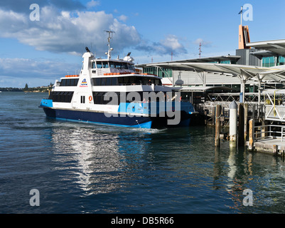 Dh sul porto di Auckland Auckland Nuova Zelanda catamarano traghetto gualchiere Kea Auckland waterfront ferries pier Foto Stock