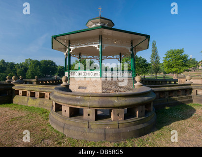 Dettaglio della pietra arenaria parete curva che circonda il bandstand a Greenhead park, Huddersfield Foto Stock