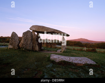 Alba a Pentre Ifan sepoltura camera, Newport Pembrokeshire, Galles; vista laterale sulla camera di sepoltura e grandi montanti della facciata. Foto Stock