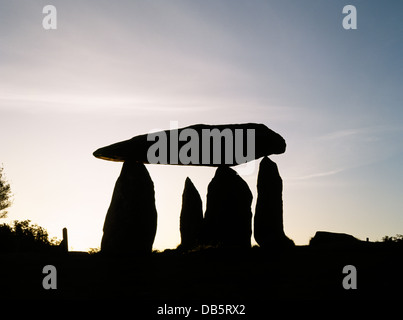 Pentre Ifan sepoltura camera, Newport Pembrokeshire, Galles; mostra sepoltura camera come silhouette all'alba Foto Stock