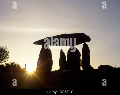 Sunrise a Pentre Ifan sepoltura camera, Newport Pembrokeshire, Galles;, mostrando sepoltura camera come silhouette Foto Stock