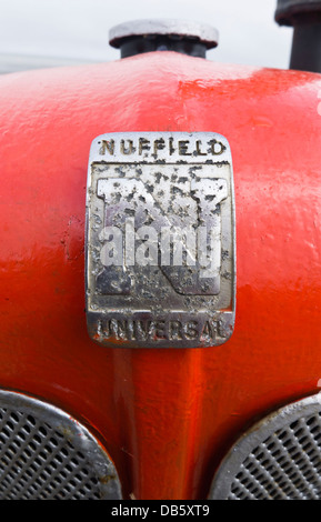 Il badge "NUFFIELD UNIVERSAL' sulla parte anteriore di un vecchio trattore. Foto Stock