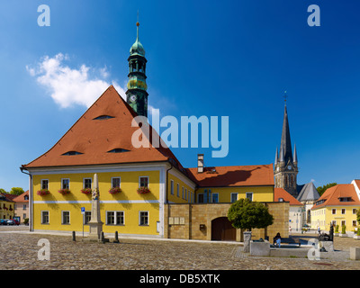 Il mercato con il municipio e San Gertrude chiesa in Neustadt, Saechsische Schweiz-Osterzgebirge, Bassa Sassonia, Germania Foto Stock